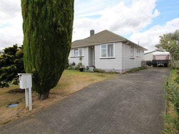 16 Kittyhawk Row, Bulls