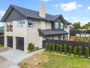 2/127 Churchill Road, Rothesay Bay, Auckland