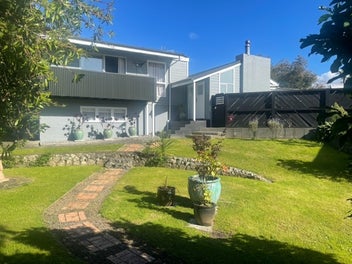 8 Vista Crescent, Maoribank, Upper Hutt