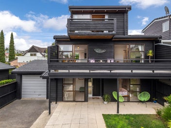 2/0 Commodore Parry Road, Castor Bay, Auckland