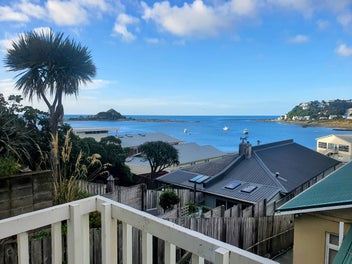 2/238 The Esplanade, Island Bay, Wellington