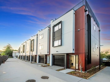 8/65 Stottholm Road, Titirangi, Auckland