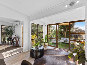 2/3A Julian Place , Westown, New Plymouth 