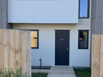 2/2 Meadow Crescent, Te Atatū South, Auckland