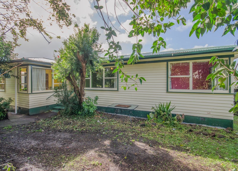21 Bayside Avenue, Te Atatu Peninsula, Auckland - Carousel 1