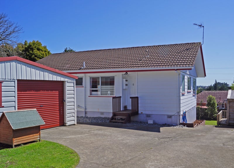 1/20 Royal View Road, Te Atatu South, Auckland - Carousel 1