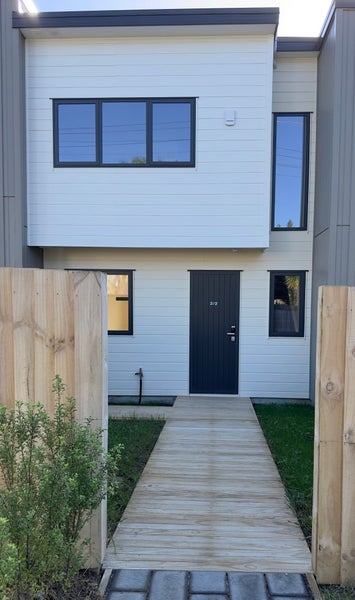 2/2 Meadow Crescent, Te Atatū South, Auckland - Carousel 1