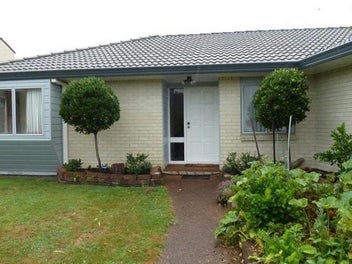 2/9 Channing Crescent, Botany Downs, Auckland