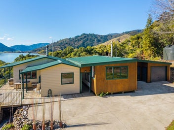 826 Queen Charlotte Drive, Havelock, Picton