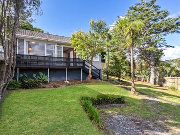 2/2 Derwent Crescent, Titirangi, Auckland