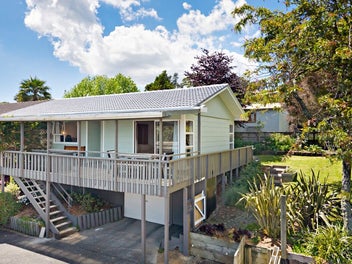 2/24 Longreach Drive, Sunnyvale, Auckland