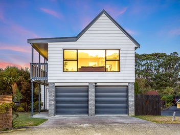 25 Longitude Place, Whitby, Porirua