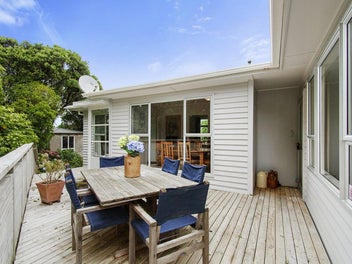 27 Hampton Hill Road, Tawa, Wellington