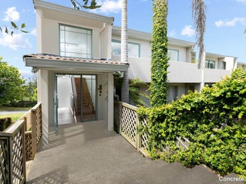 2D/221 Sunset Road, Sunnynook, Auckland