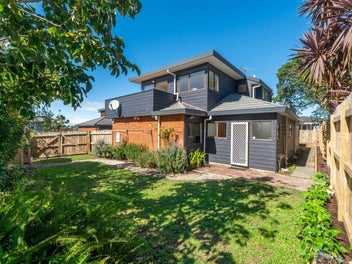 2/14 Raleigh Road, Northcote, Auckland