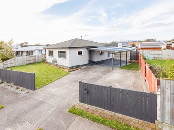 15 Suzanne Grove, Kelvin Grove, Palmerston North