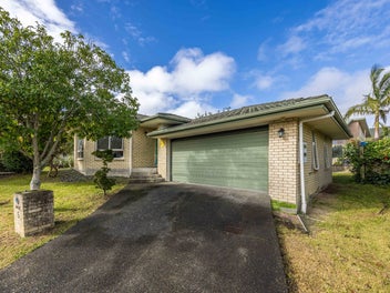 5 Kasia Close, Massey, Auckland