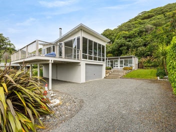 16 Cathedral Road, Gore Bay, Cheviot