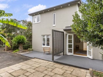 2/23 Seaview Avenue, Northcote, Auckland