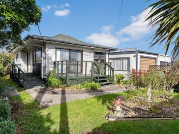1/128 Bruce McLaren Road, Henderson, Auckland