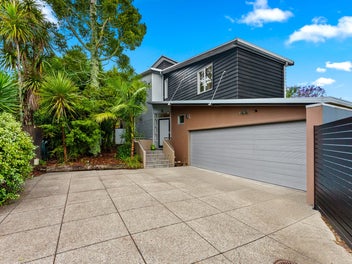 2/15 Totara Grove, Hillcrest, Auckland