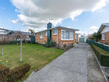 49 Garden Heights Avenue, Glenview, Hamilton