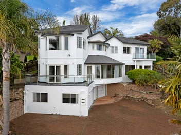 13 San Martin Place, Goodwood Heights, Auckland