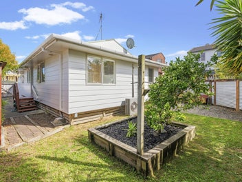 2/4 Hall Avenue, Māngere, Auckland