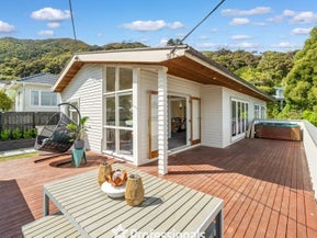 215 Whites Line, WAIWHETU, LOWER HUTT