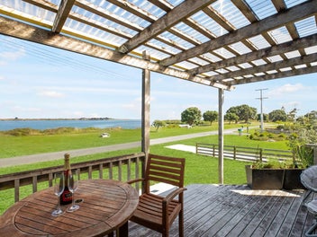 33 Birds Beach Road, Tapora