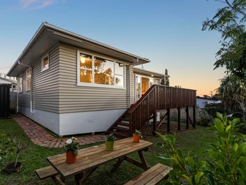 15C Aeroview Drive, Beach Haven, Auckland