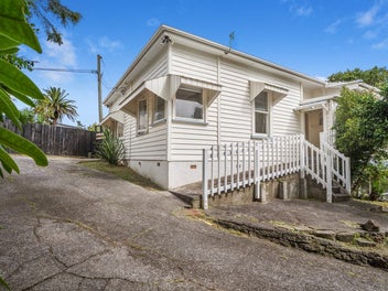 17 Awaroa Road, Sunnyvale, Auckland