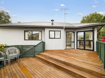 2/17 Manuwai Road, Torbay, Auckland