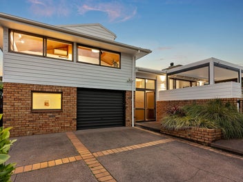 2/33 Sharon Road, Waiake, Auckland