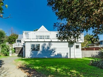 11 Hicks Crescent, Waikanae Beach, Waikanae