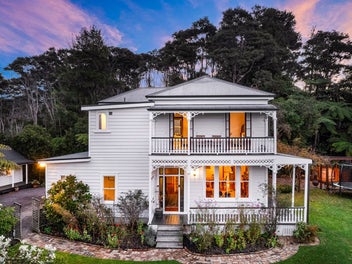 8 Kellys Road, Oratia, Auckland