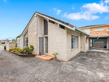 1/25 Akoranga Drive, Northcote, Auckland