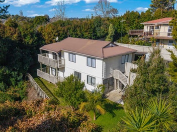 2/95 Fairclough Road, Beach Haven, Auckland