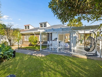 2/1 Arkley Avenue, Farm Cove, Auckland