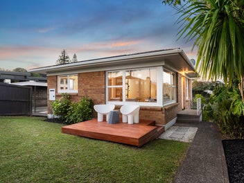 1/42 Girrahween Drive, Totara Vale, Auckland