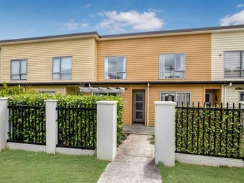 31/11 Ray Small Drive, Papakura, Auckland