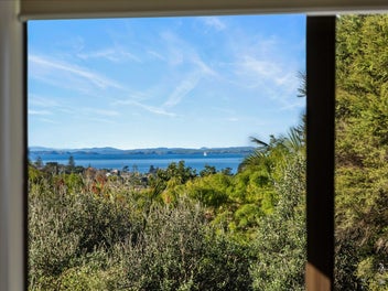 811 East Coast Road, Northcross, Auckland