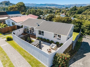 11 Parkinson Close, Whitby, Porirua