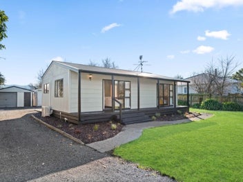 424 High Street South, Carterton