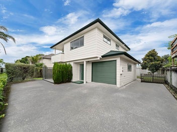 2/12 Hamilton Place, Glenfield, Auckland