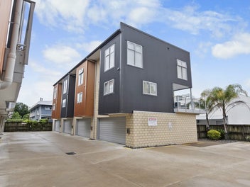 4/9 Vialou Street, Hamilton Central, Hamilton