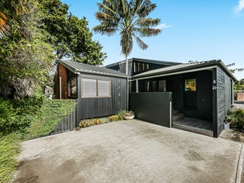 2/47 Shakespeare Road, Milford, Auckland