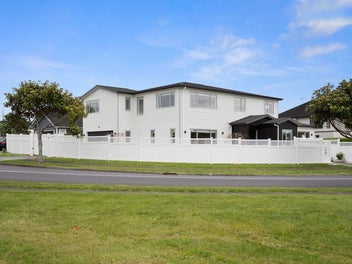 4 Portofino Point, Karaka, Papakura