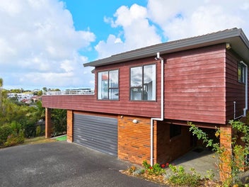2/51 Deep Creek Road, Waiake, Auckland