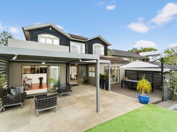 2/18 Sandown Rd, Rothesay Bay, North Shore City